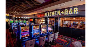 Dealer profesional Fortune Mouse memandu putaran permainan kartu langsung